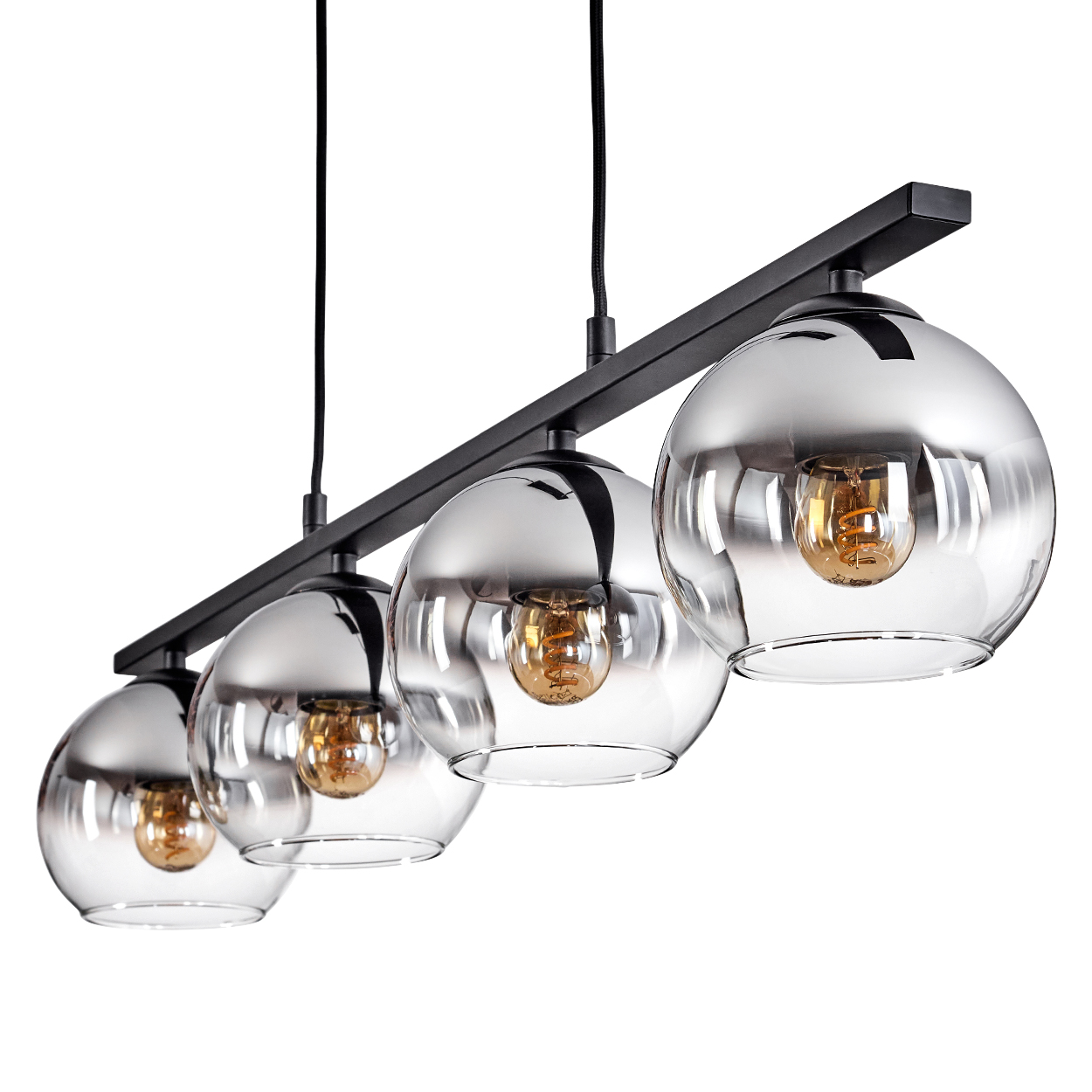 Eine moderne Leuchte mit vier Glaskugeln und sichtbaren Glühbirnen, die an einer schwarzen Metallschiene hängen.