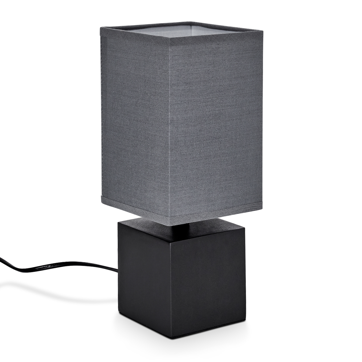 Eine moderne Lampe mit grauem, rechteckigem Schirm und schwarzem, würfelförmigem Fuß. Ein schwarzes Kabel geht ab.