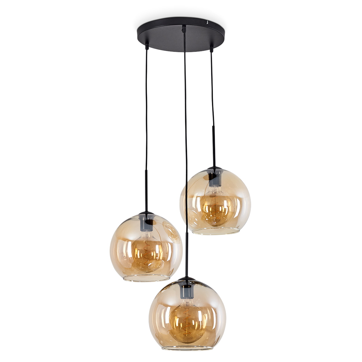 Dreifach-Pendelleuchte. Jede Leuchte hat einen kugelförmigen, bernsteinfarbenen Glasschirm mit sichtbarer Glühbirne. Schwarze Kabel und Deckenhalterung.