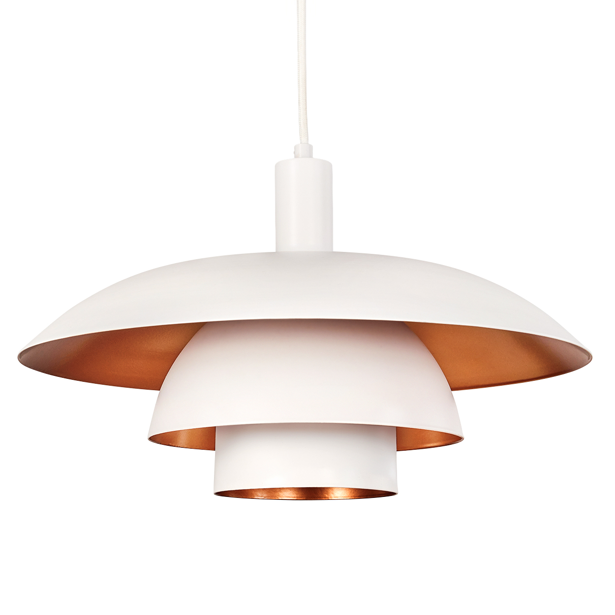 Weiße und kupferfarbene Pendelleuchte. Sie hat drei gestapelte Schirme, die Innenseiten sind kupferfarben. Die Lampe hängt an einem weißen Kabel.