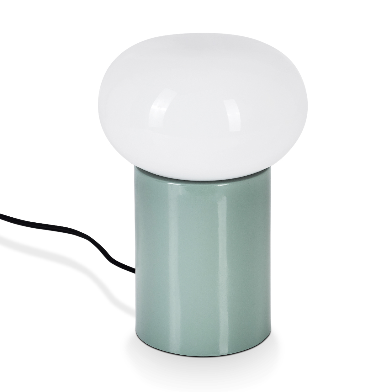 Eine moderne Lampe mit weißem, kugelförmigem Schirm und zylindrischem, hellgrünem Sockel. Ein schwarzes Kabel geht vom Sockel aus.