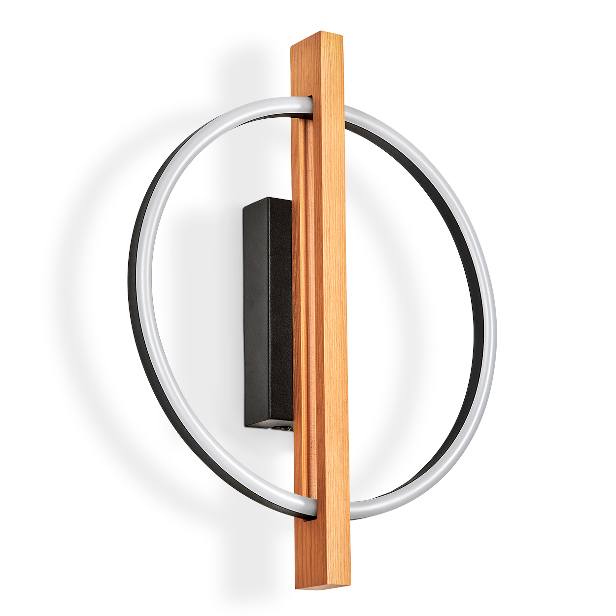 Eine moderne Wandlampe mit einem vertikalen Holzelement, das von einem weißen, kreisförmigen Licht und einem schwarzen Sockel durchschnitten wird.