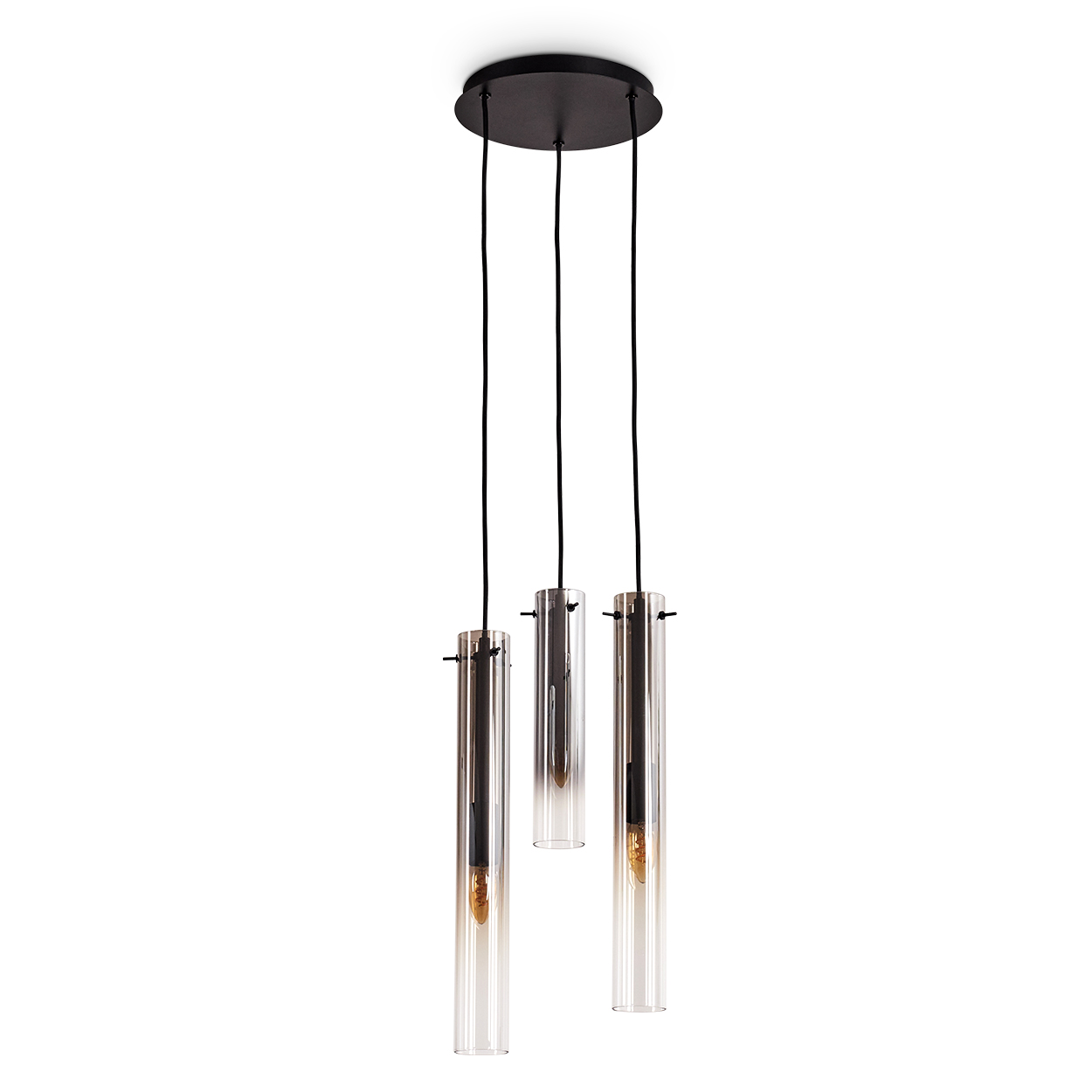 Dreifach-Pendelleuchte. Zylindrische Glasschirme hängen an einer schwarzen Deckenplatte. Schwarze Kabel halten die Leuchten. Die Glühbirnen sind sichtbar.