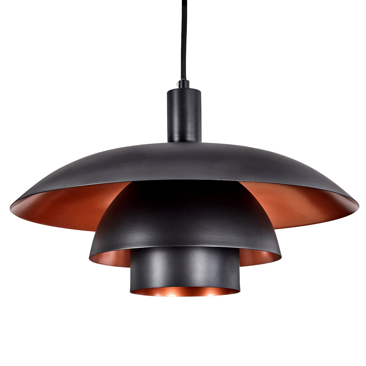 Eine moderne, schwarze Pendelleuchte mit kupferfarbenem Innenraum. Sie hat drei Ebenen und wird von einem schwarzen Kabel gehalten, vor weißem Hintergrund.