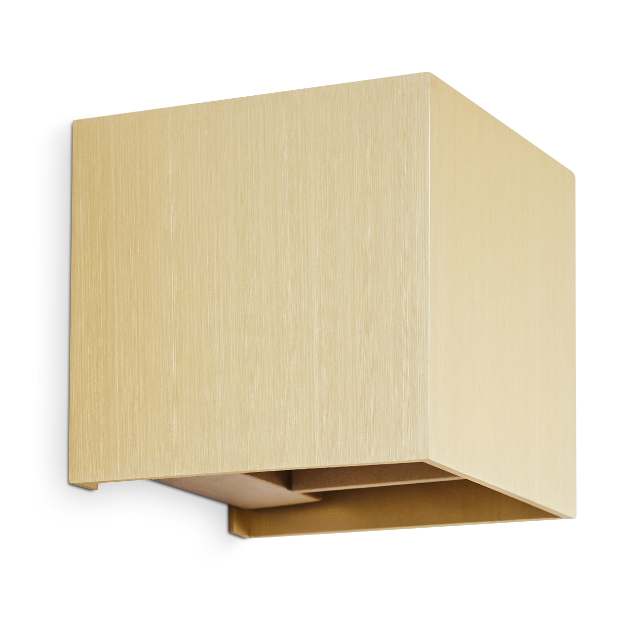 Eine quadratische, goldene Wandlampe, die an einer weißen Wand befestigt ist. Die Lampe hat eine strukturierte Oberfläche mit einer rechteckigen Öffnung unten.