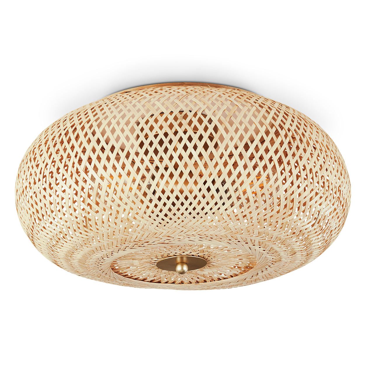 Eine Deckenlampe aus geflochtenem Rattan. Die Lampe ist hellbraun, oval und hat einen goldenen Metallsockel. Sie ist vor weißem Hintergrund.