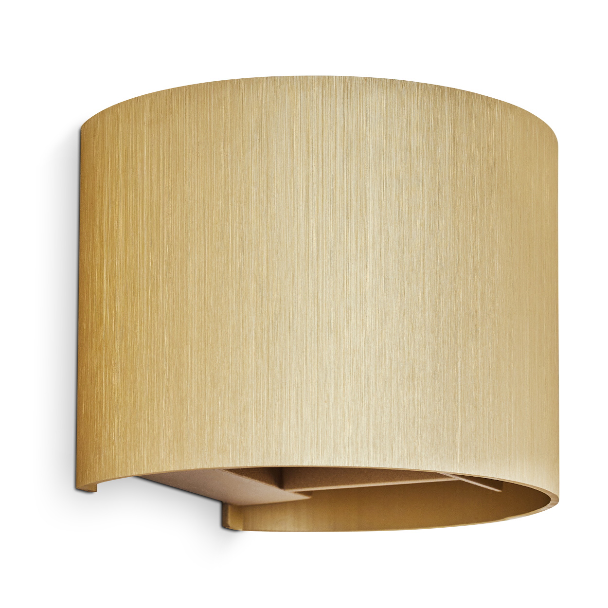 Eine goldene, halbkreisförmige Wandleuchte mit strukturierter Oberfläche auf weißem Hintergrund.