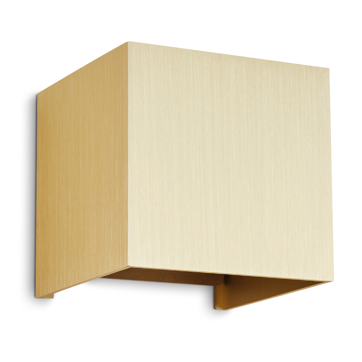 Eine quadratische, goldfarbene Wandleuchte ist an einer weißen Wand montiert. Die Lampe hat eine rechteckige Form mit einer nach unten gerichteten Öffnung.