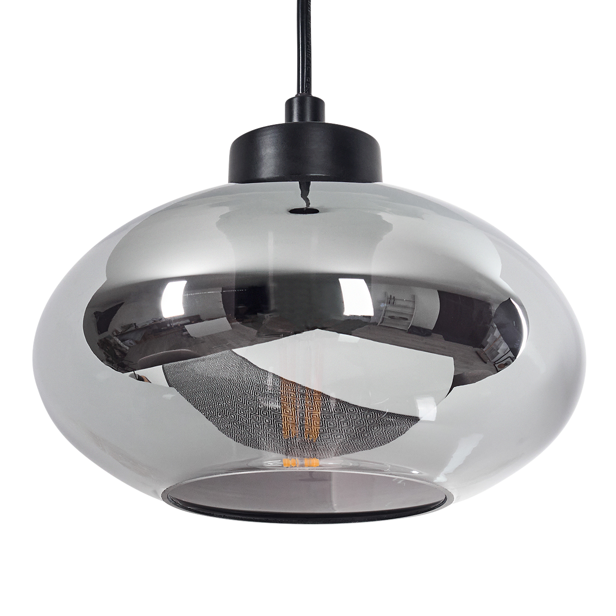 Eine moderne Pendelleuchte mit rauchfarbenem Glasschirm. Die Glühbirne ist sichtbar. Die Lampe hängt an einem schwarzen Kabel und einer Halterung.