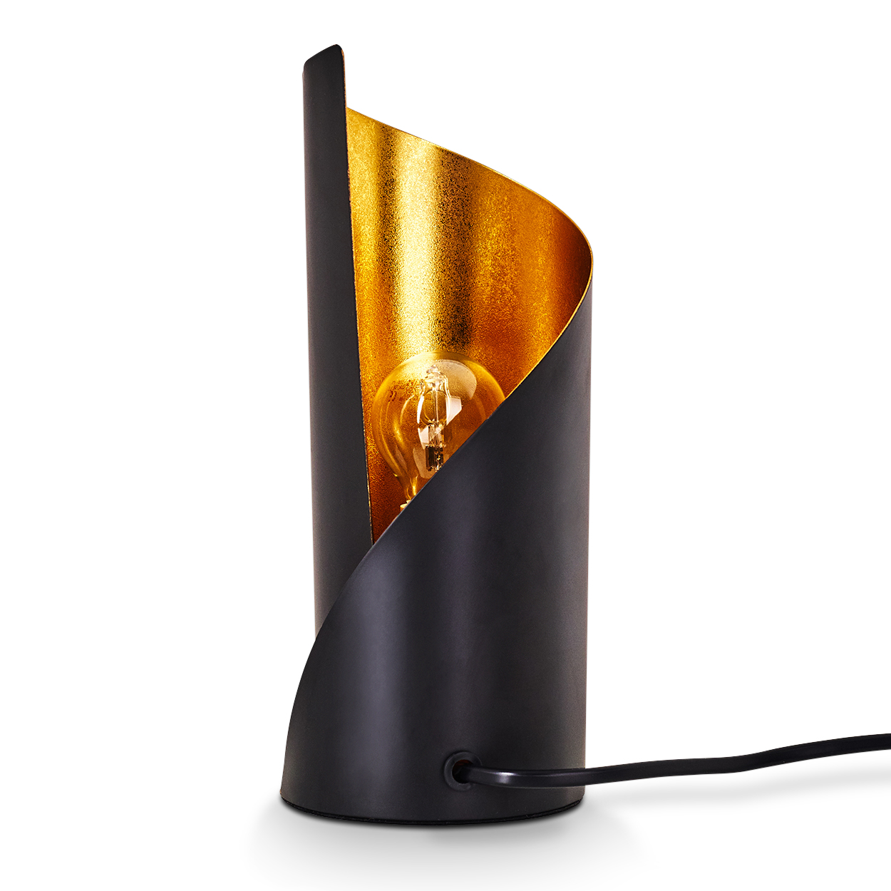 Eine moderne schwarze Lampe mit goldenem Innenraum, die eine Glühbirne beherbergt. Ein schwarzes Kabel erstreckt sich vom Sockel auf weißem Hintergrund.