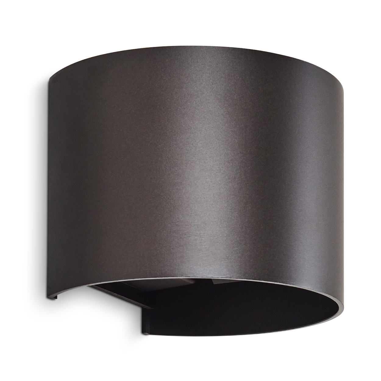Eine dunkelgraue, halb zylindrische Wandleuchte ist an einer weißen Wand befestigt. Die Lampe hat eine gewölbte Oberseite und einen flachen Boden.