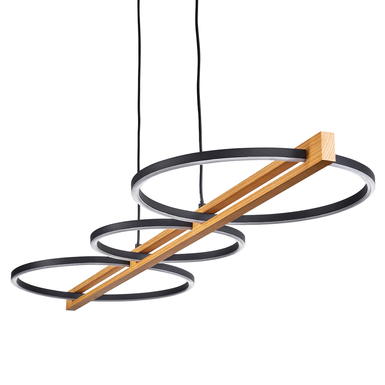 Eine moderne Hängeleuchte mit drei schwarzen kreisförmigen Lichtern und Holzstützen vor weißem Hintergrund.