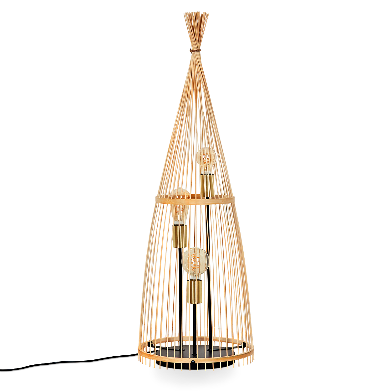 Eine dekorative Stehlampe. Sie hat eine käfigartige Struktur aus hellem Holz mit drei Glühbirnen. Der Sockel ist schwarz mit Kabel.