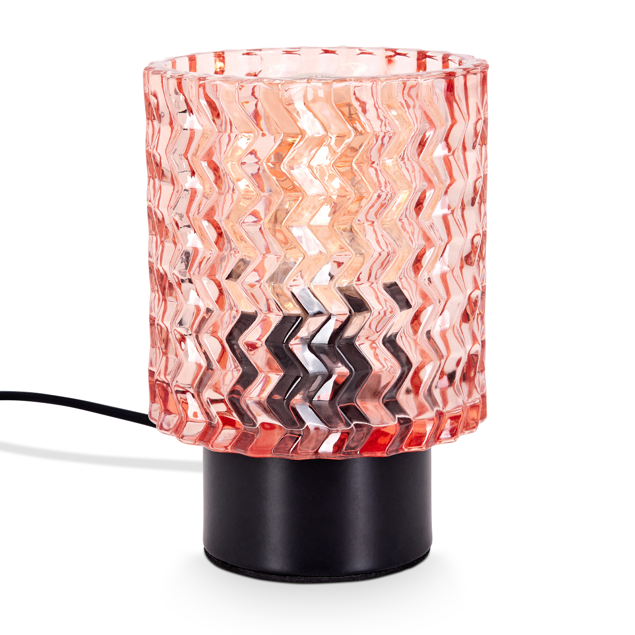 Eine dekorative Lampe mit rosa Glasschirm steht auf einem schwarzen Sockel. Der Schirm hat ein Zickzackmuster. Ein schwarzes Kabel geht vom Sockel aus.