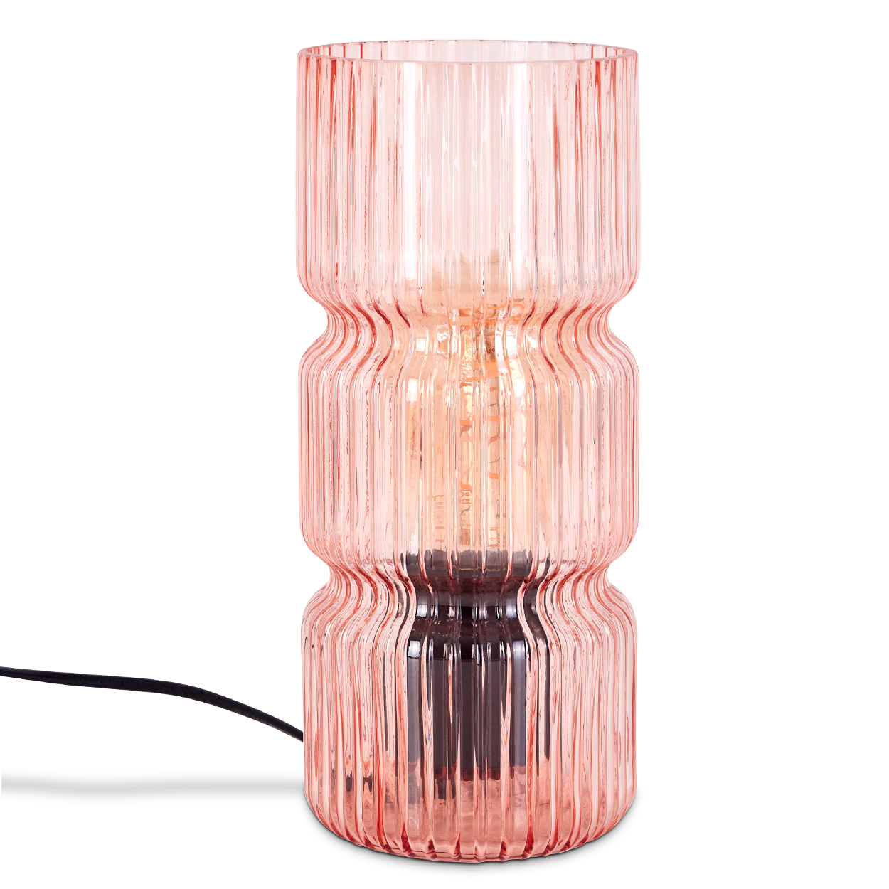 Eine rosa Glaslampe mit vertikalen Linien. Sie hat eine Glühbirne im Inneren. Ein schwarzes Kabel ist an der Basis angeschlossen. Weißer Hintergrund.