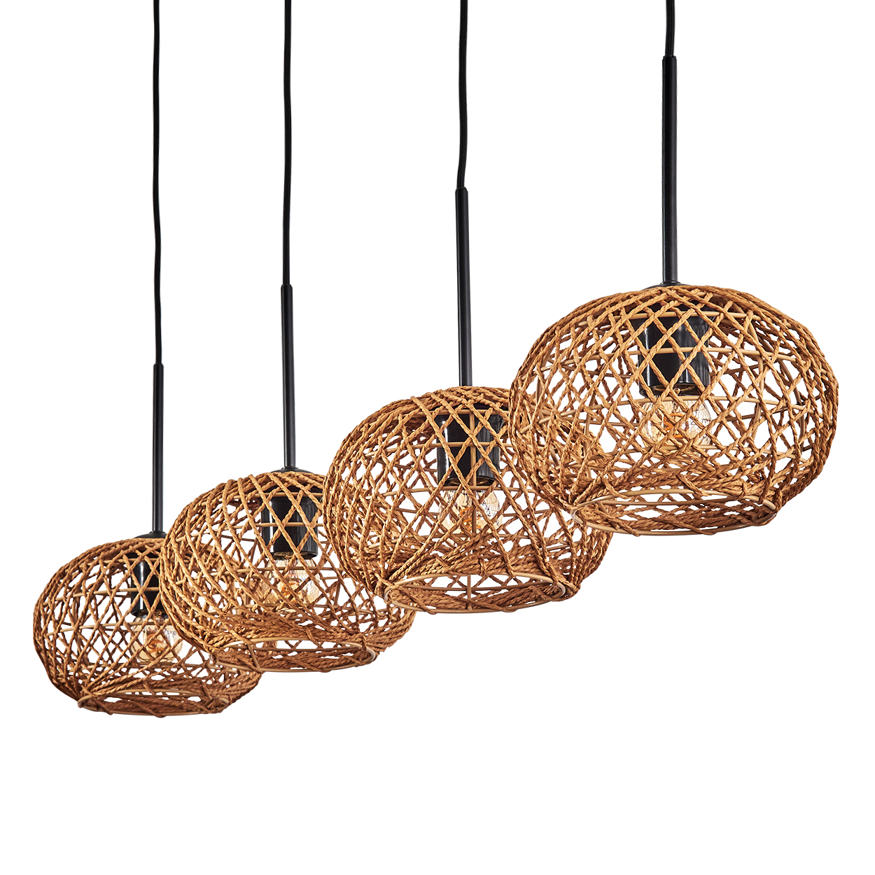 Vier kugelförmige Pendelleuchten. Sie haben Schirme aus geflochtenem Rattan und schwarze Kabel. Der Hintergrund ist weiß.