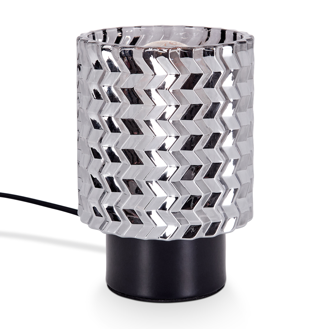 Eine dekorative Lampe mit gemustertem silbernen Glasschirm und schwarzem Sockel auf weißem Hintergrund. Ein schwarzes Kabel ist sichtbar.