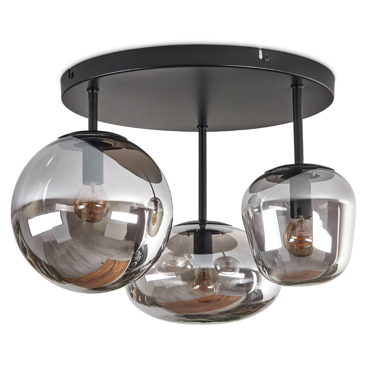 Eine moderne Deckenlampe mit drei rauchfarbenen Glaskugelschirmen und freiliegenden Glühbirnen. Getragen von schwarzen Metallstäben und einer kreisförmigen Basis.