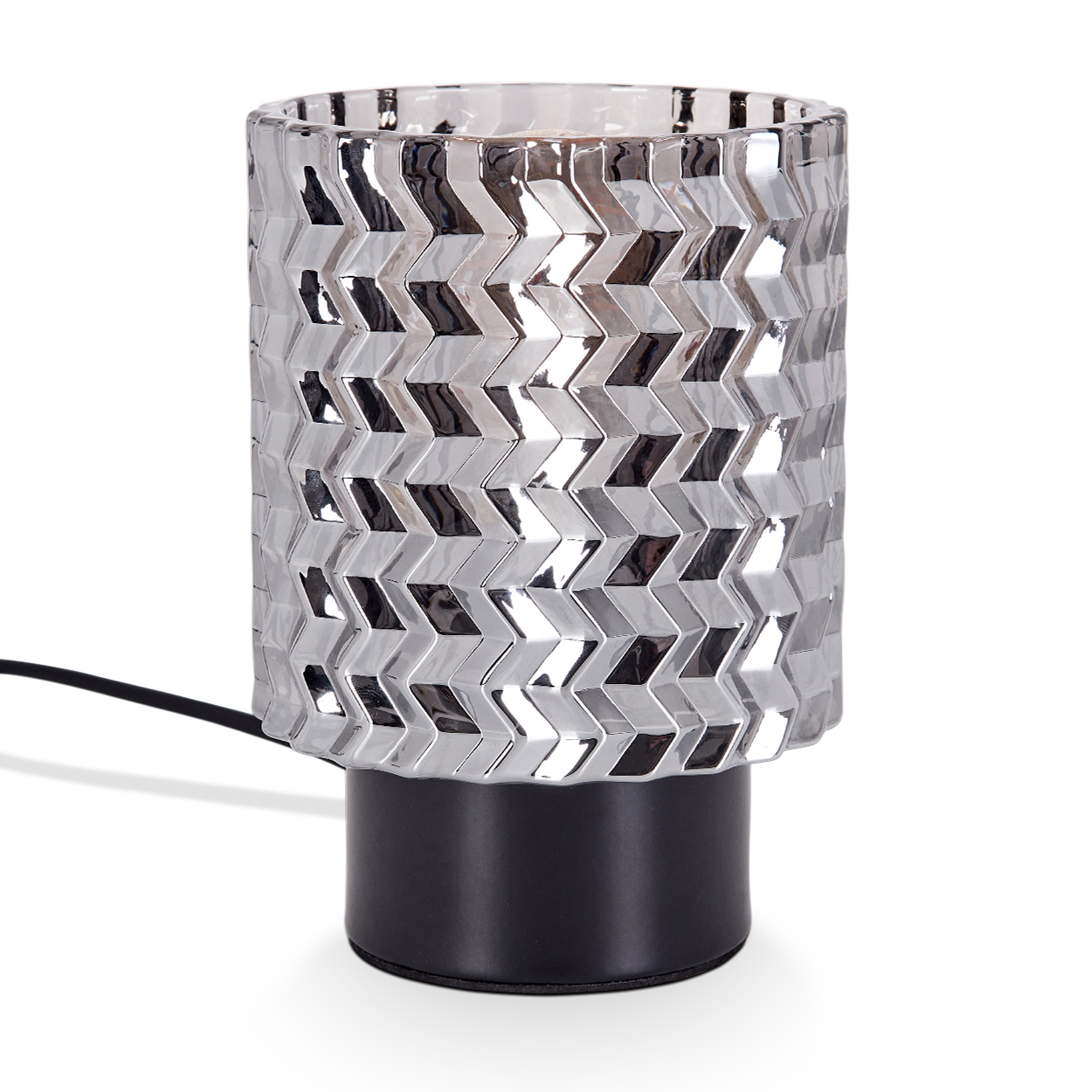 Eine dekorative Lampe mit einem silberfarbenen Glasschirm mit Zickzackmuster steht auf einem schwarzen Sockel, mit einem schwarzen Kabel.