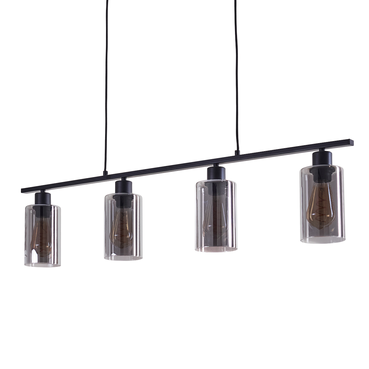 Eine moderne schwarze Hängelampe mit vier Glasschirmen, die jeweils eine Glühbirne enthalten. Der Hintergrund ist weiß.
