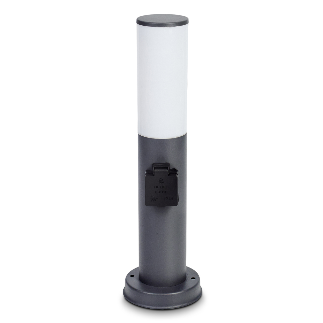 Eine graue Außenlampe mit weißem Oberteil. Sie hat eine Steckdose. Die Lampe steht auf weißem Hintergrund.