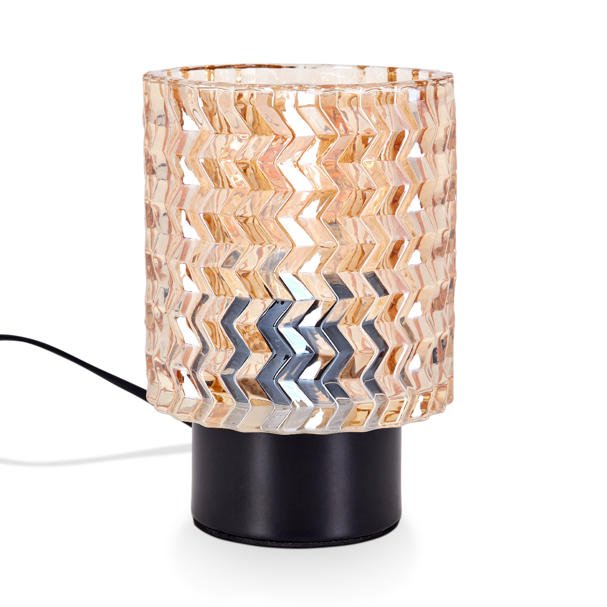 Eine dekorative Lampe mit einem gemusterten Glasschirm in Goldtönen und einem schwarzen Sockel auf weißem Hintergrund.