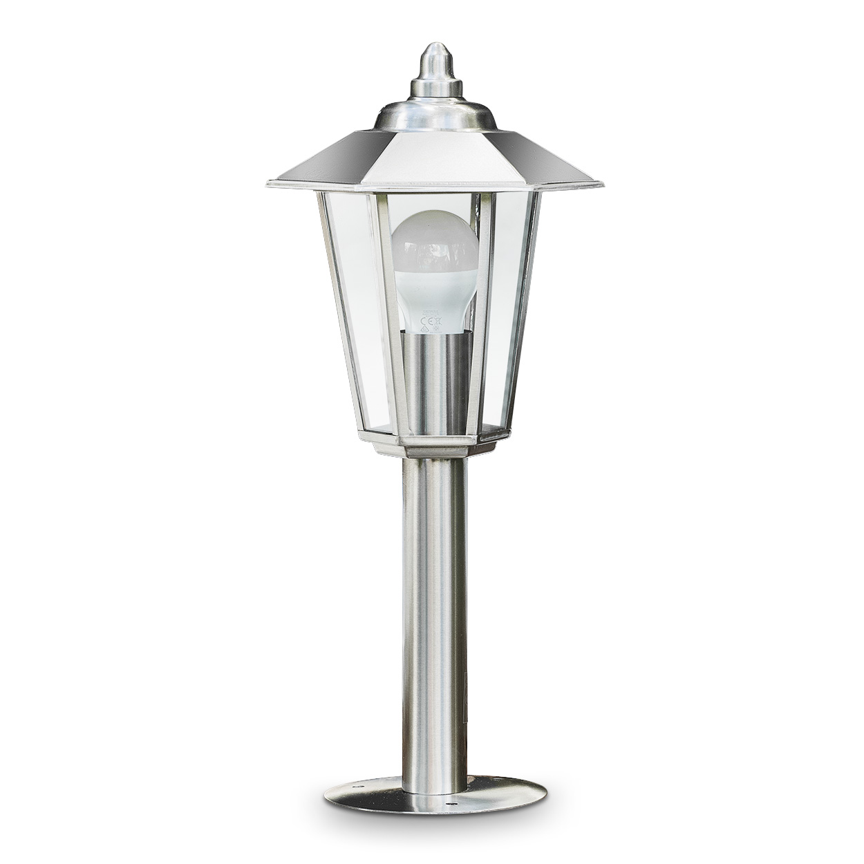 Eine silberne Außenlampe auf weißem Hintergrund. Sie hat ein Glasgehäuse und eine Glühbirne. Der Sockel ist rund.