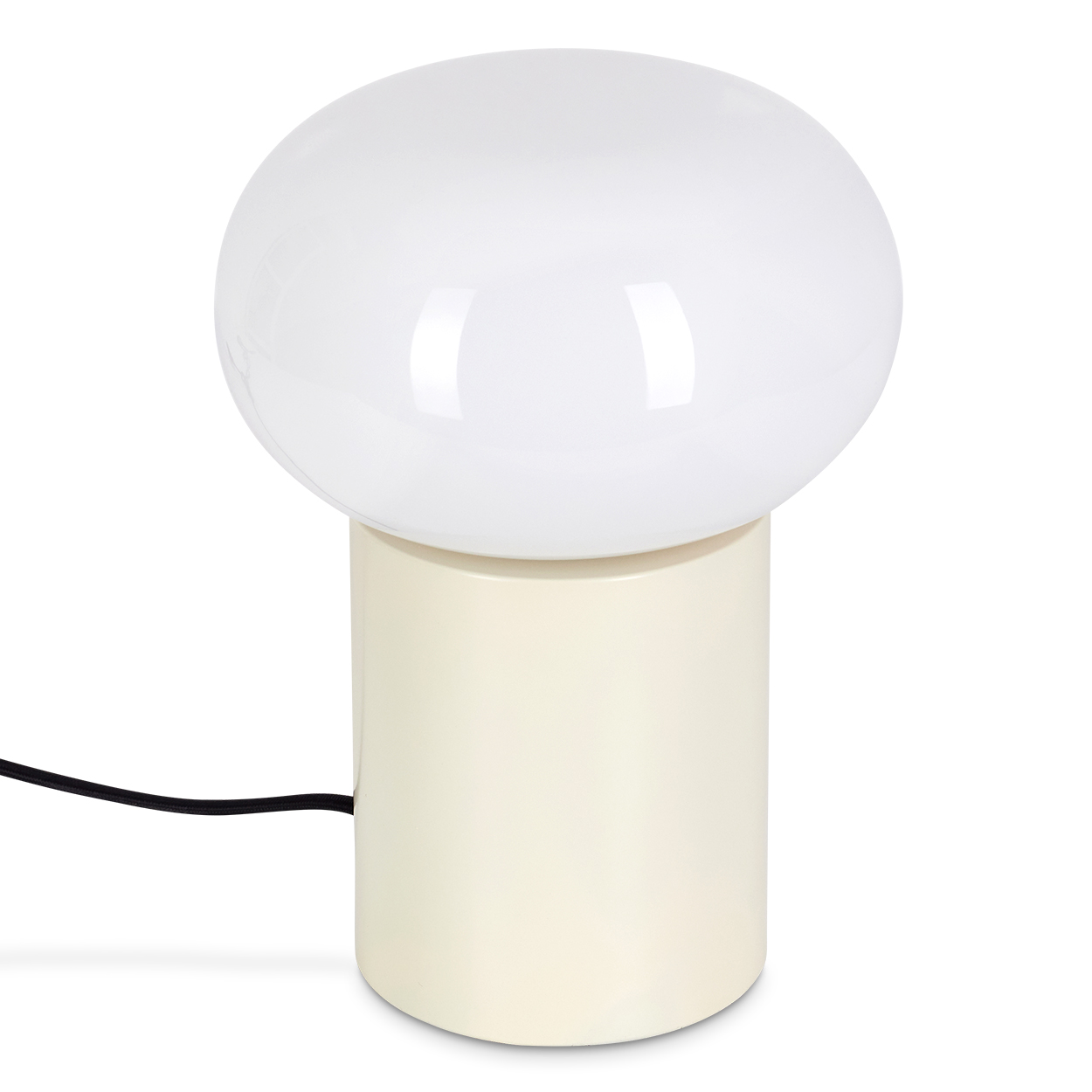 Eine cremefarbene Tischlampe mit rundem, weißem Schirm steht auf einem zylindrischen Sockel. Ein schwarzes Kabel geht von der Basis aus.