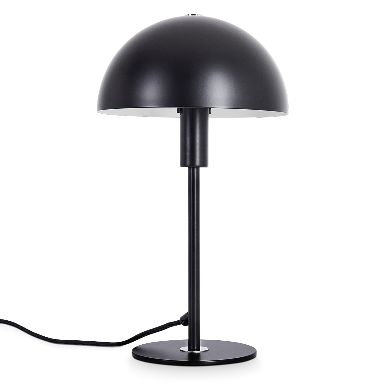Eine moderne schwarze Schreibtischlampe mit halbkugelförmigem Schirm, langem Stiel und rundem Fuß. Ein schwarzes Netzkabel geht nach links.