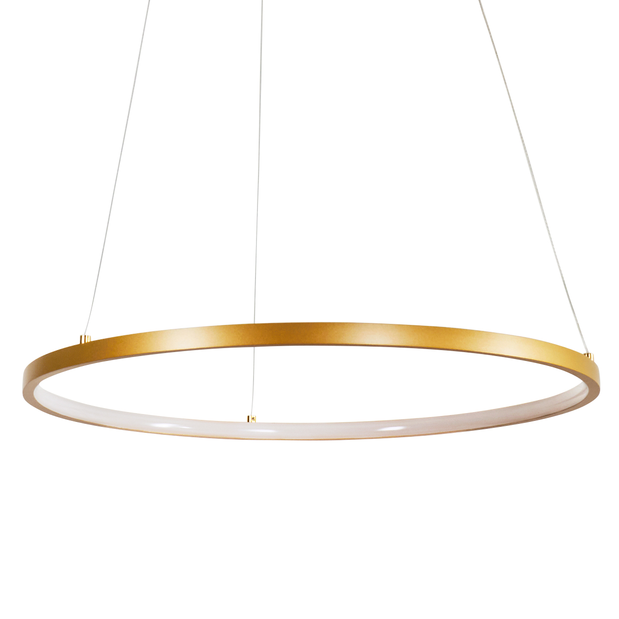 Eine goldene kreisförmige Pendelleuchte hängt an dünnen Drähten vor weißem Hintergrund. Das Licht ist ein Ring mit weißem Innenglühen.