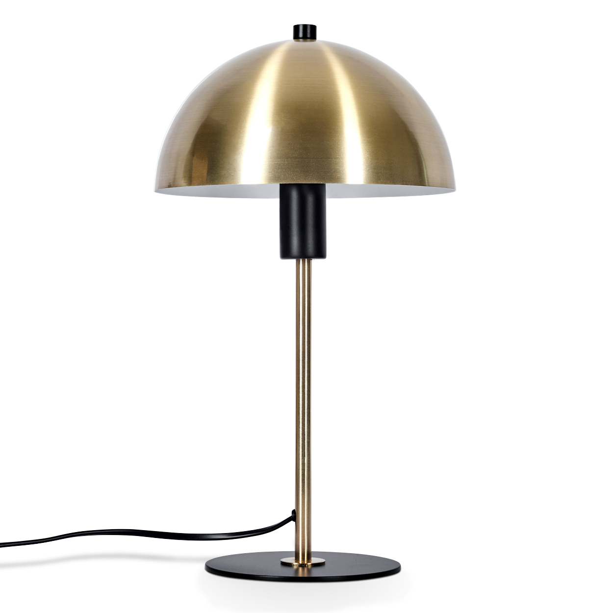 Eine moderne Schreibtischlampe mit Messing-Kuppel, schwarzem Stiel und Sockel sowie einem schwarzen Kabel. Der Hintergrund ist weiß.