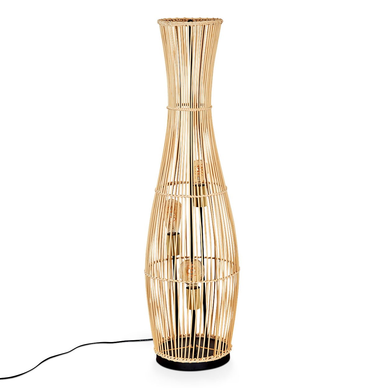 Eine hohe Stehlampe aus gewebtem Rattan mit drei Glühbirnen. Die Lampe hat einen schwarzen Fuß und ein schwarzes Netzkabel.