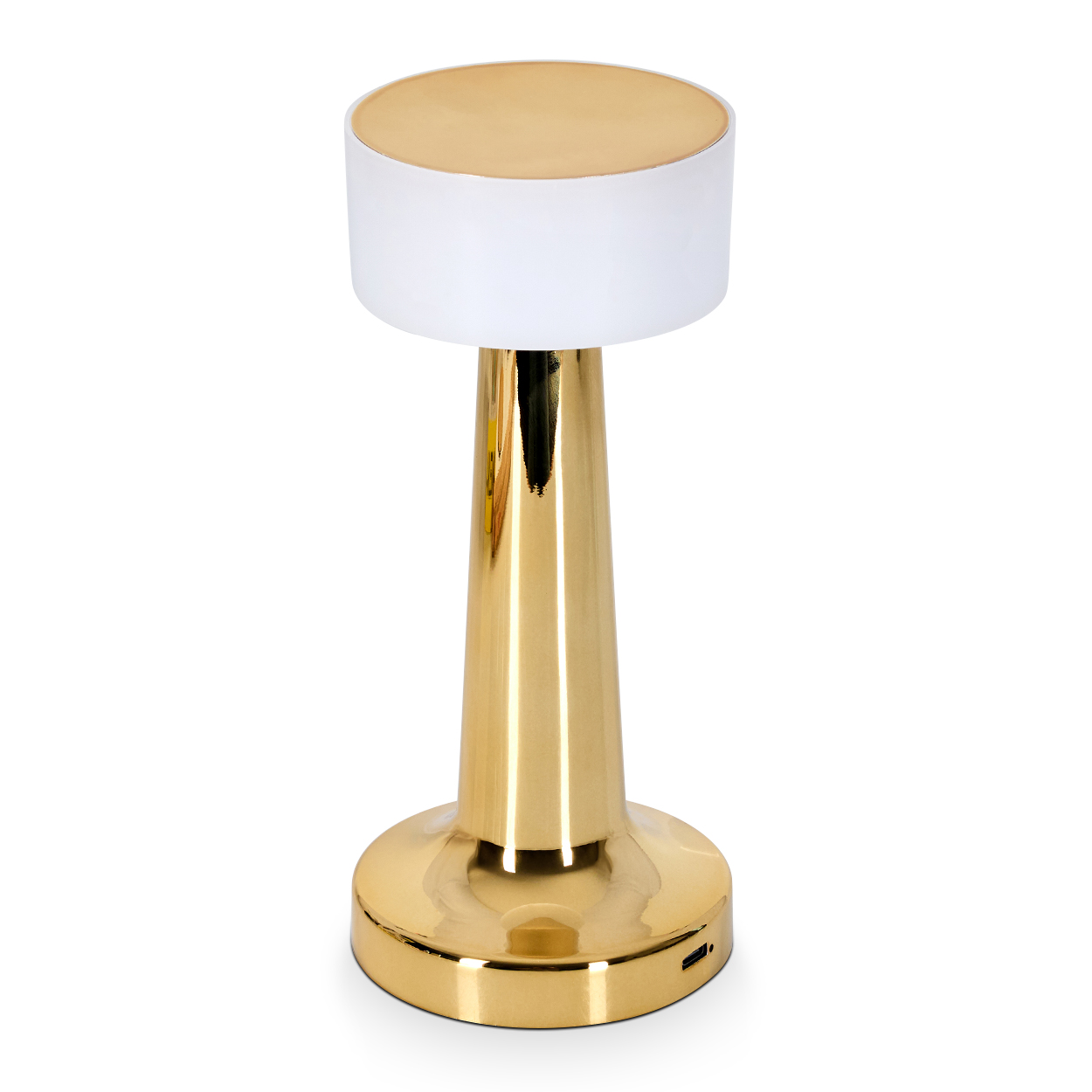 Eine moderne goldfarbene Lampe mit weißem zylindrischen Schirm steht auf weißem Hintergrund. Der Sockel ist rund.