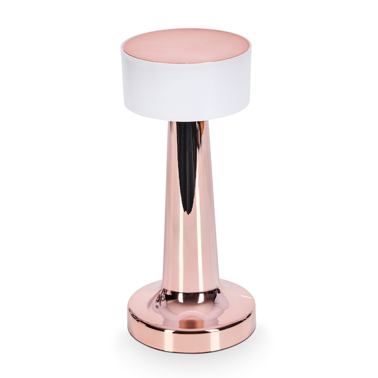Eine moderne Lampe mit roségoldenem Sockel und weißem und roségoldenem Schirm, vor weißem Hintergrund.