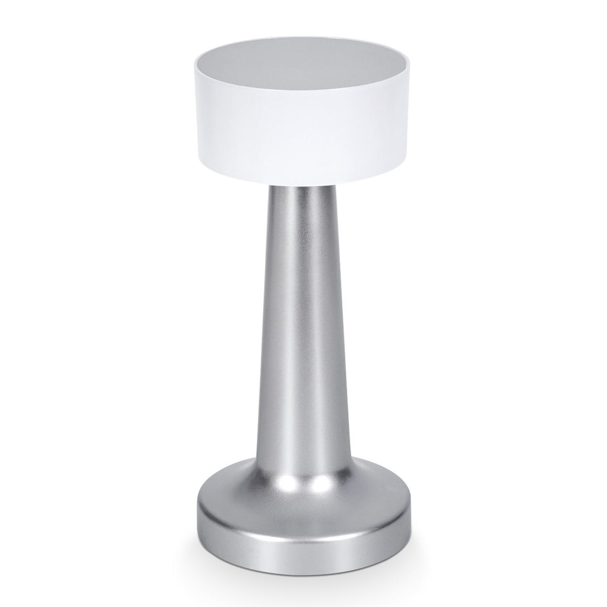 Eine moderne Lampe mit silbernem Fuß und weißem Lampenschirm. Die Lampe steht auf weißem Untergrund.
