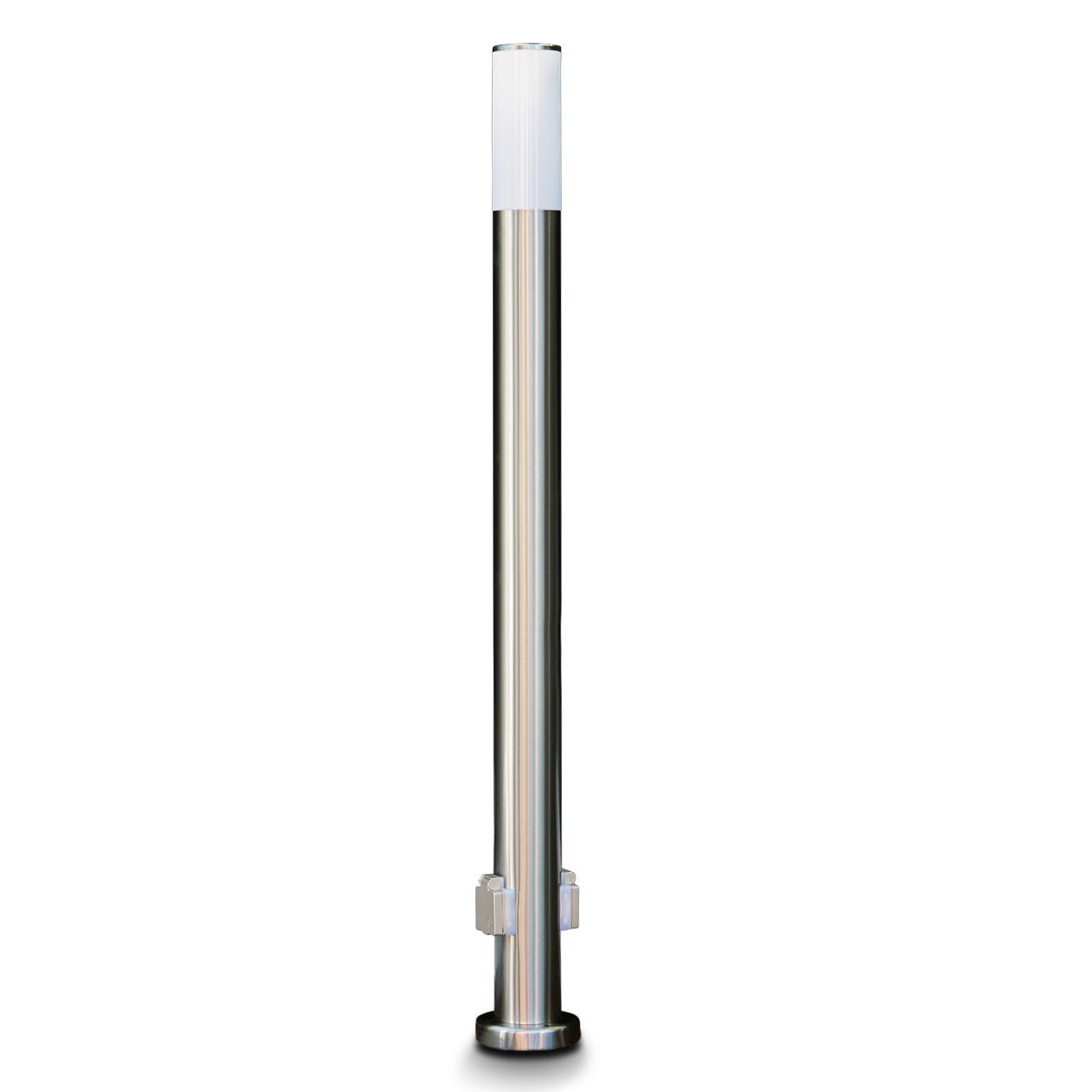 Eine hohe, silberne Metall-Pollerlampe. Sie hat eine weiße, leuchtende Oberseite und einen zylindrischen Körper. Die Lampe steht auf weißem Grund.