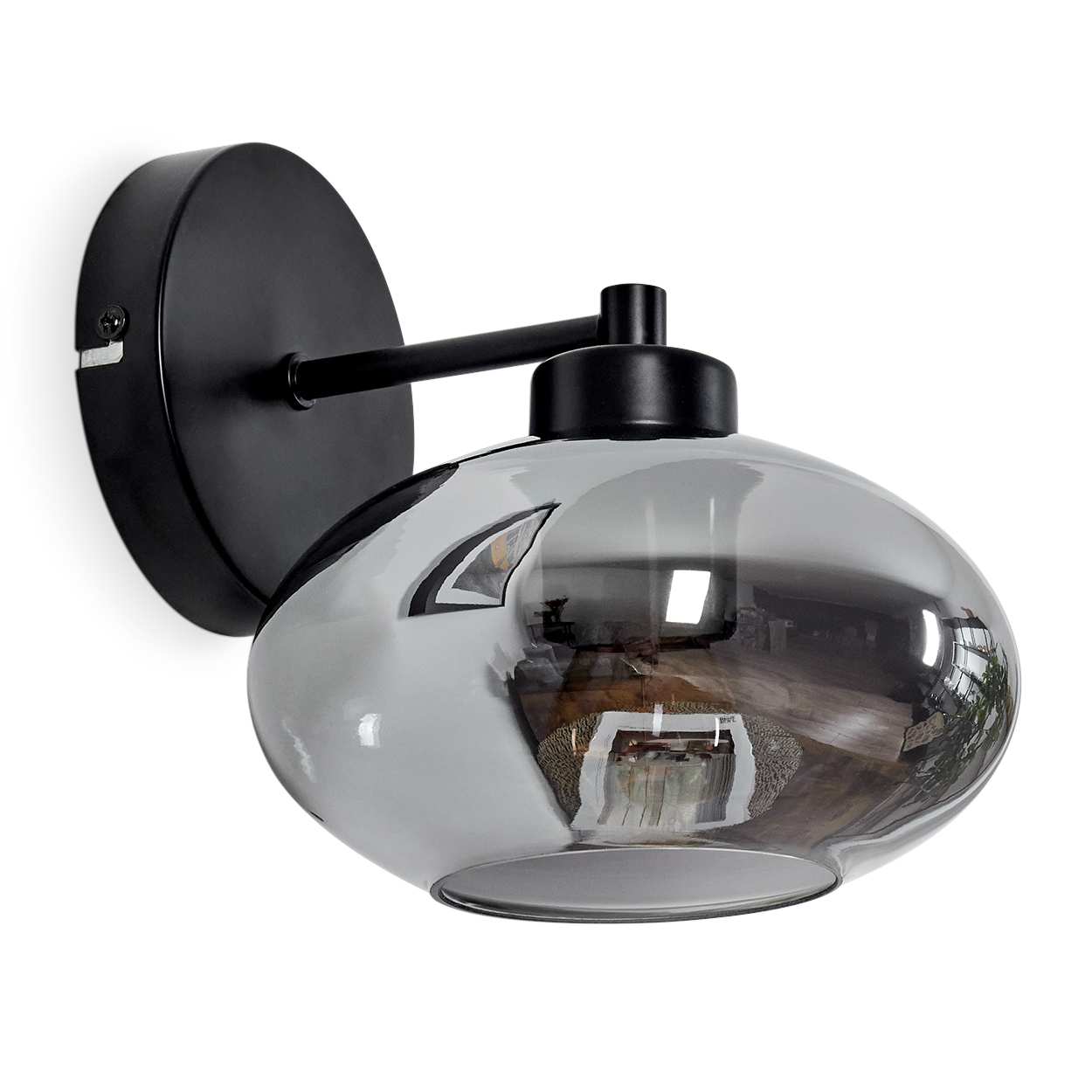 Eine moderne Wandleuchte mit schwarzem Sockel und Arm. Die Leuchte hat einen grauen, runden Glasschirm, der den Raum reflektiert.
