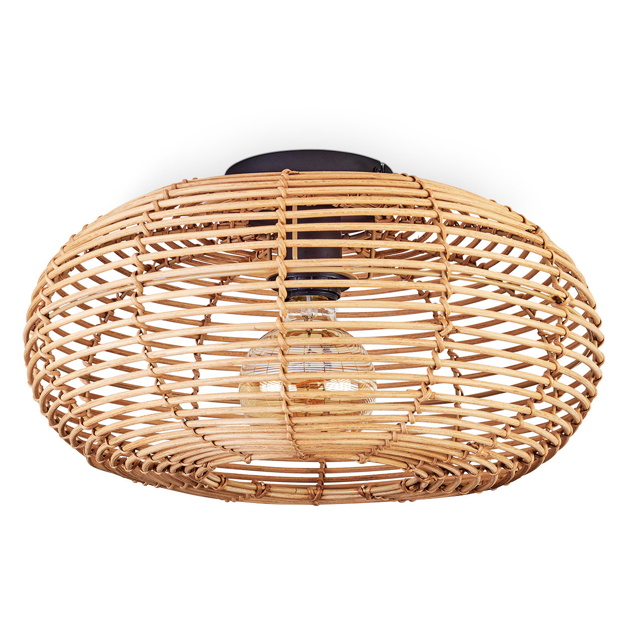 Eine geflochtene Rattan-Leuchte hängt vor einem weißen Hintergrund. Es hat eine Glühbirne in der Mitte. Die Leuchte ist kreisförmig.