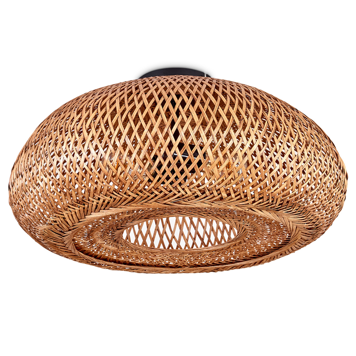 Eine ovale Pendelleuchte aus geflochtenem Rattan mit einem Mittelloch. Das Licht ist braun, vor einem weißen Hintergrund. Die Halterung ist schwarz.