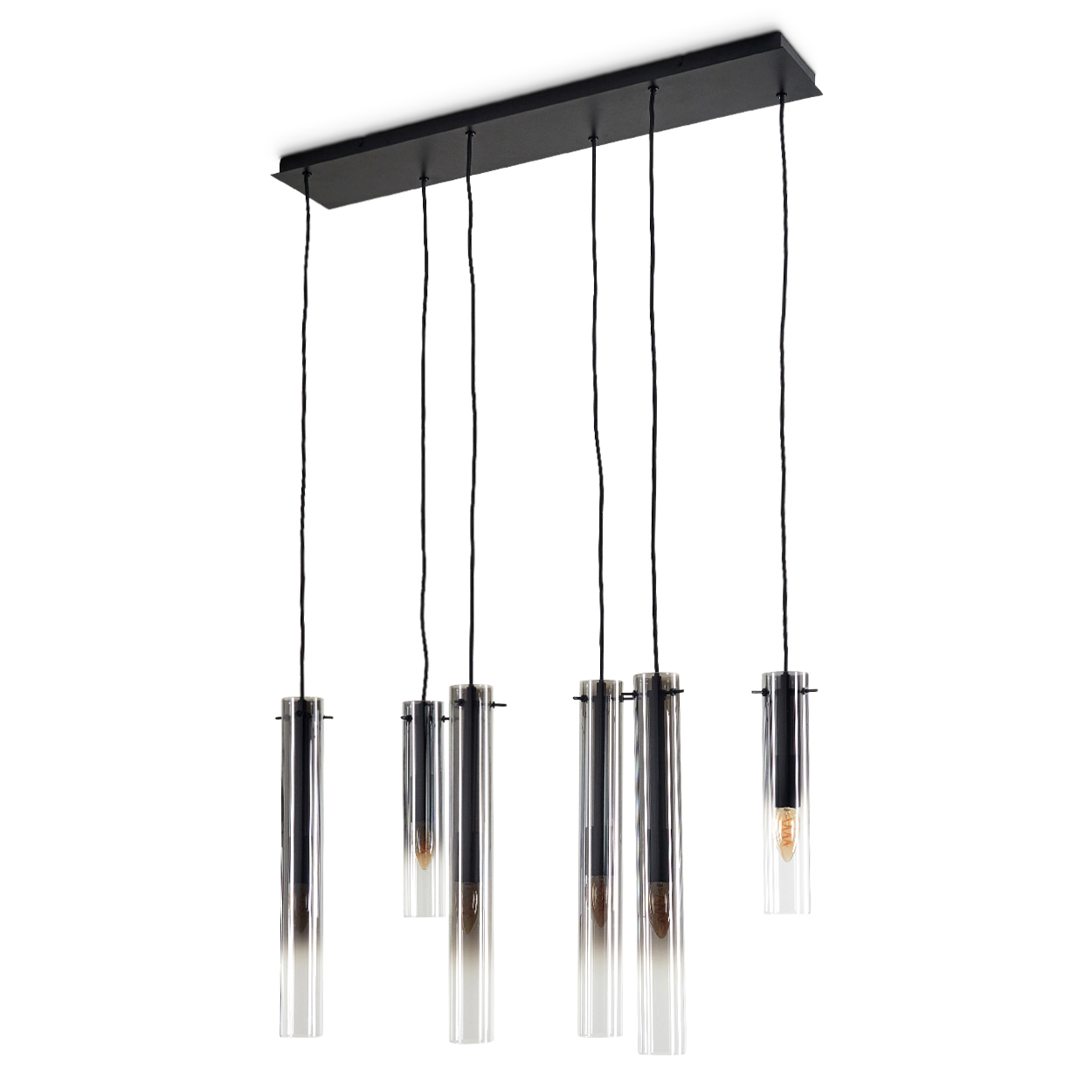 Ein moderner Kronleuchter mit sechs zylindrischen Glasschirmen, die von einer schwarzen rechteckigen Basis abgehängt sind. Jede hat eine Glühbirne.