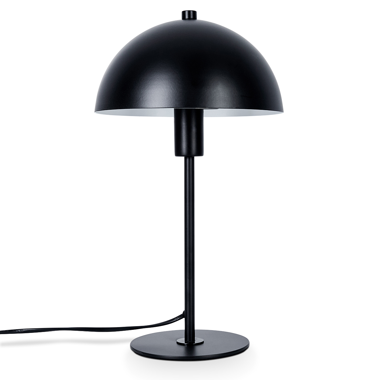 Eine schwarze Schreibtischlampe mit einem halbkugelförmigen Schirm. Sie hat einen langen, dünnen Stiel und einen runden Fuß. Ein schwarzes Kabel geht vom Fuß aus.