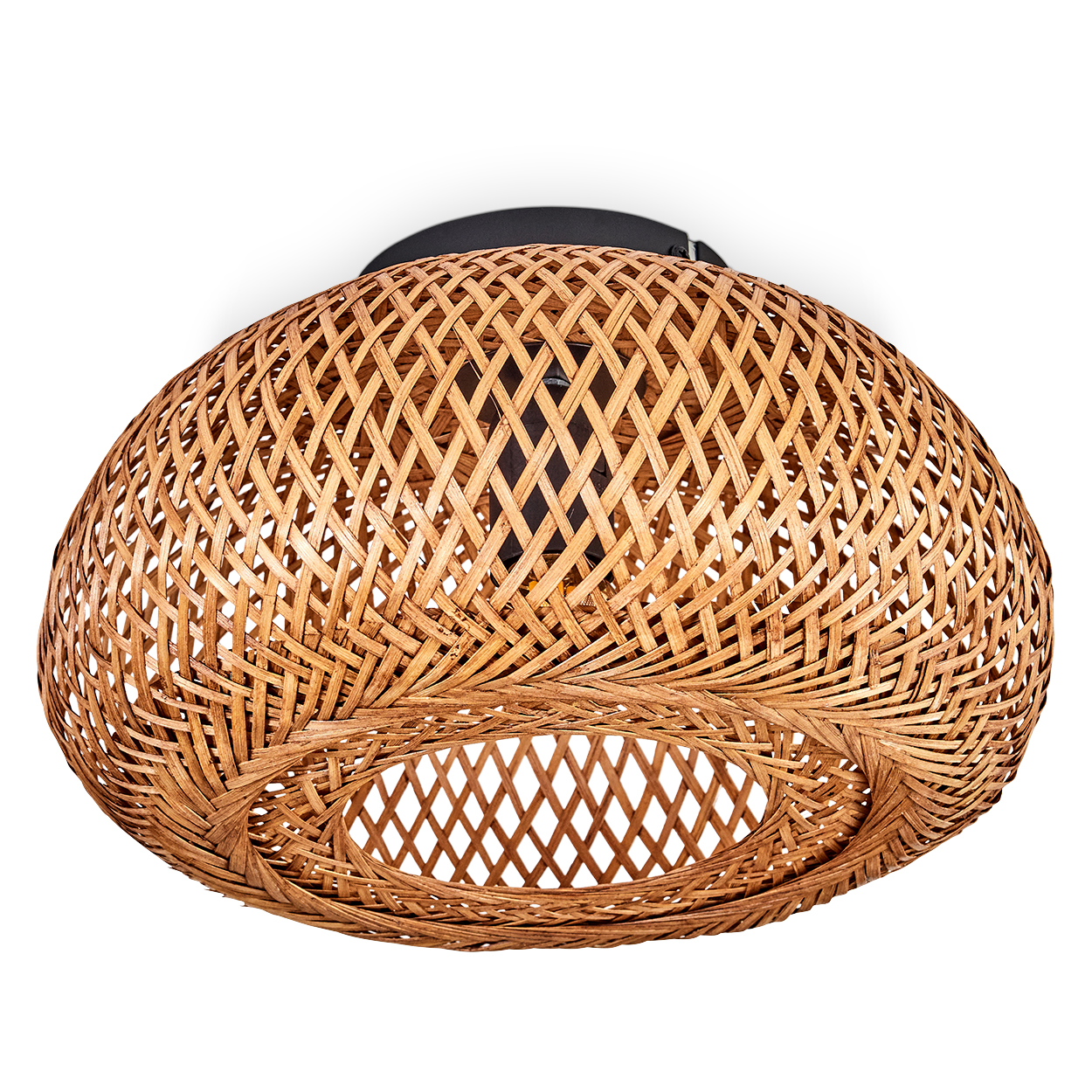 Eine geflochtene Deckenlampe aus Rattan. Die Lampe hat eine runde Form mit offenem Boden. Sie ist braun und hat einen schwarzen Sockel.