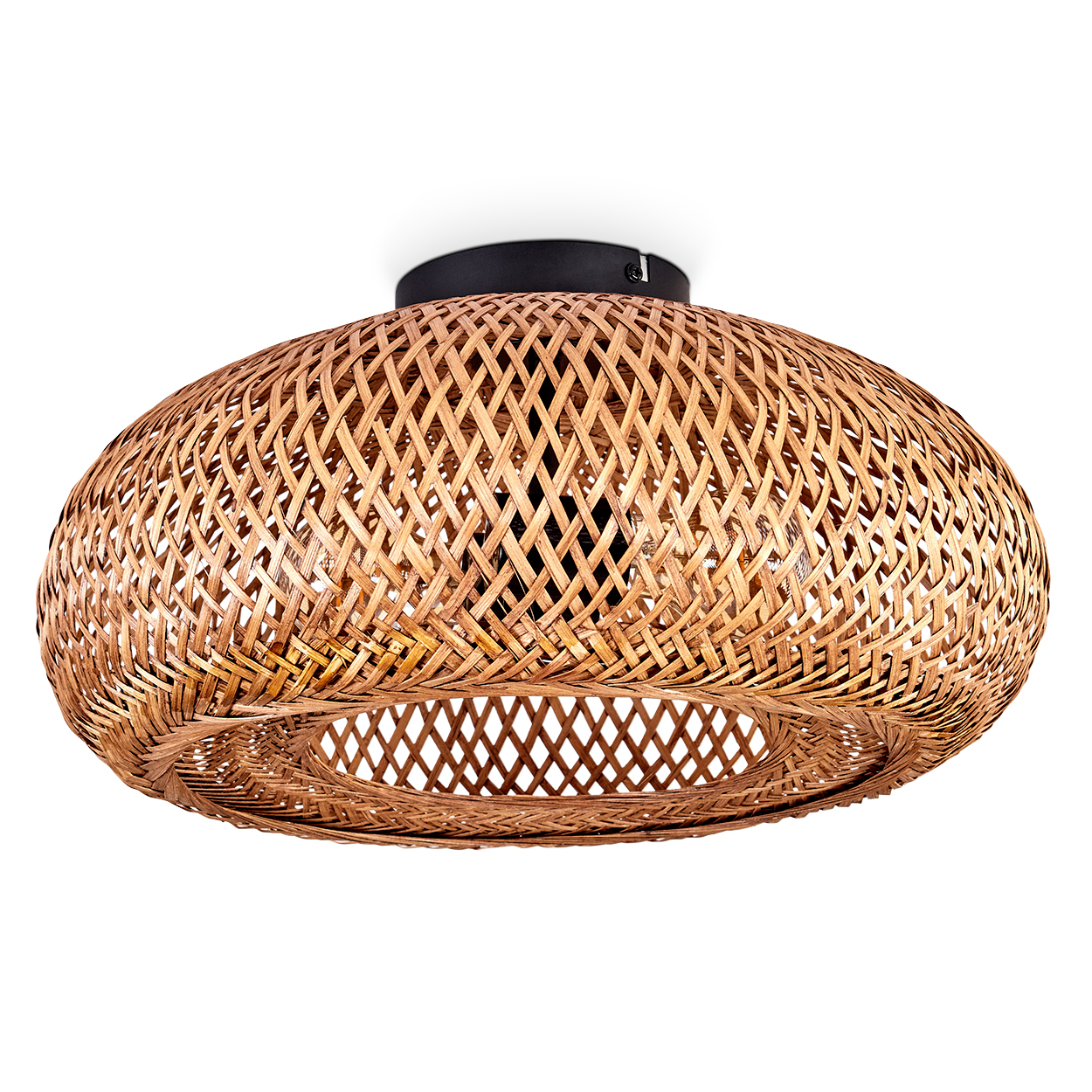 Eine geflochtene Pendelleuchte aus Rattan. Sie hat einen schwarzen Sockel und einen hellbraunen, offen gewebten Schirm. Der Hintergrund ist weiß.