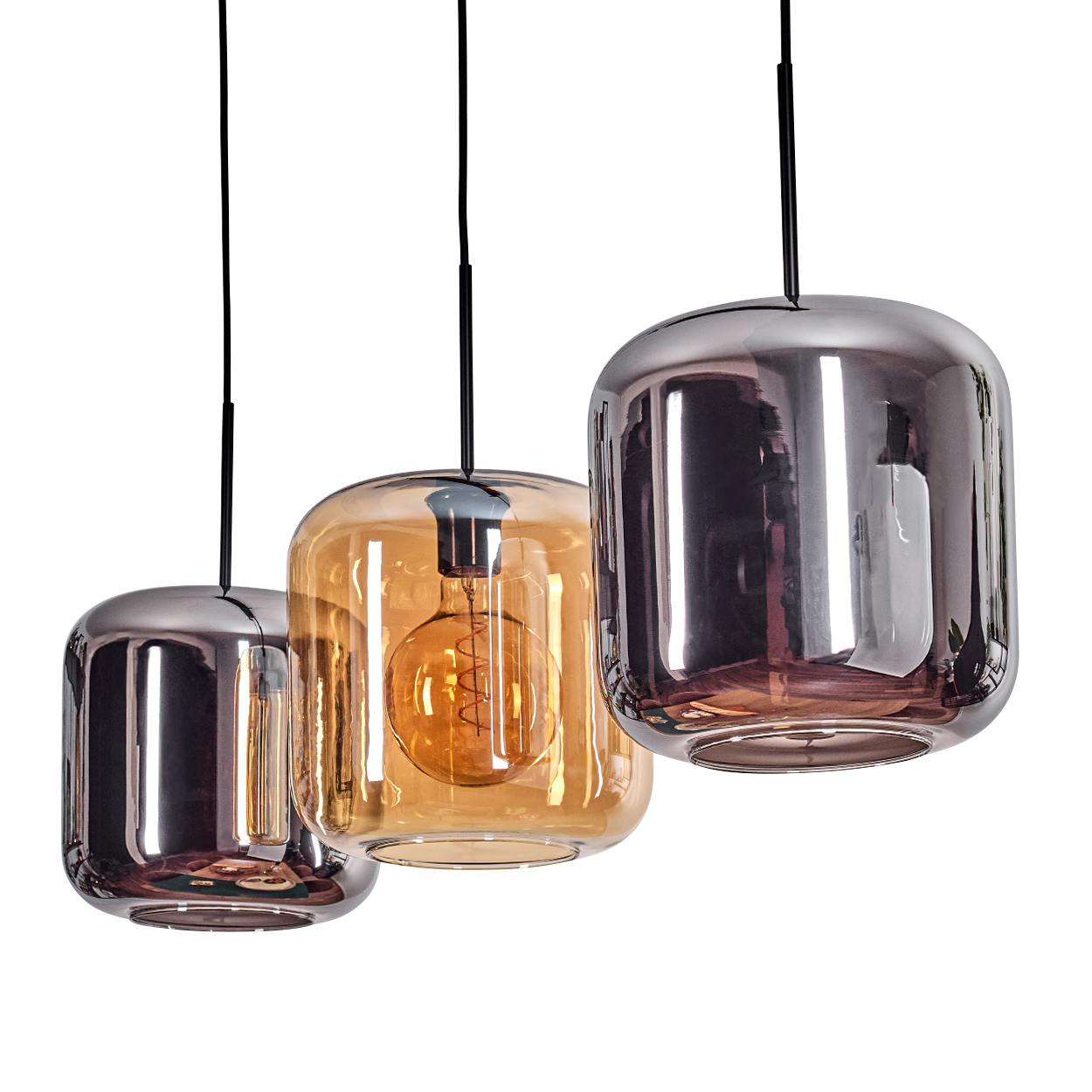 Drei Pendelleuchten mit Glasschirmen. Eine ist bernsteinfarben, zwei sind verspiegelt. Schwarze Kabel hängen von oben. Weißer Hintergrund.