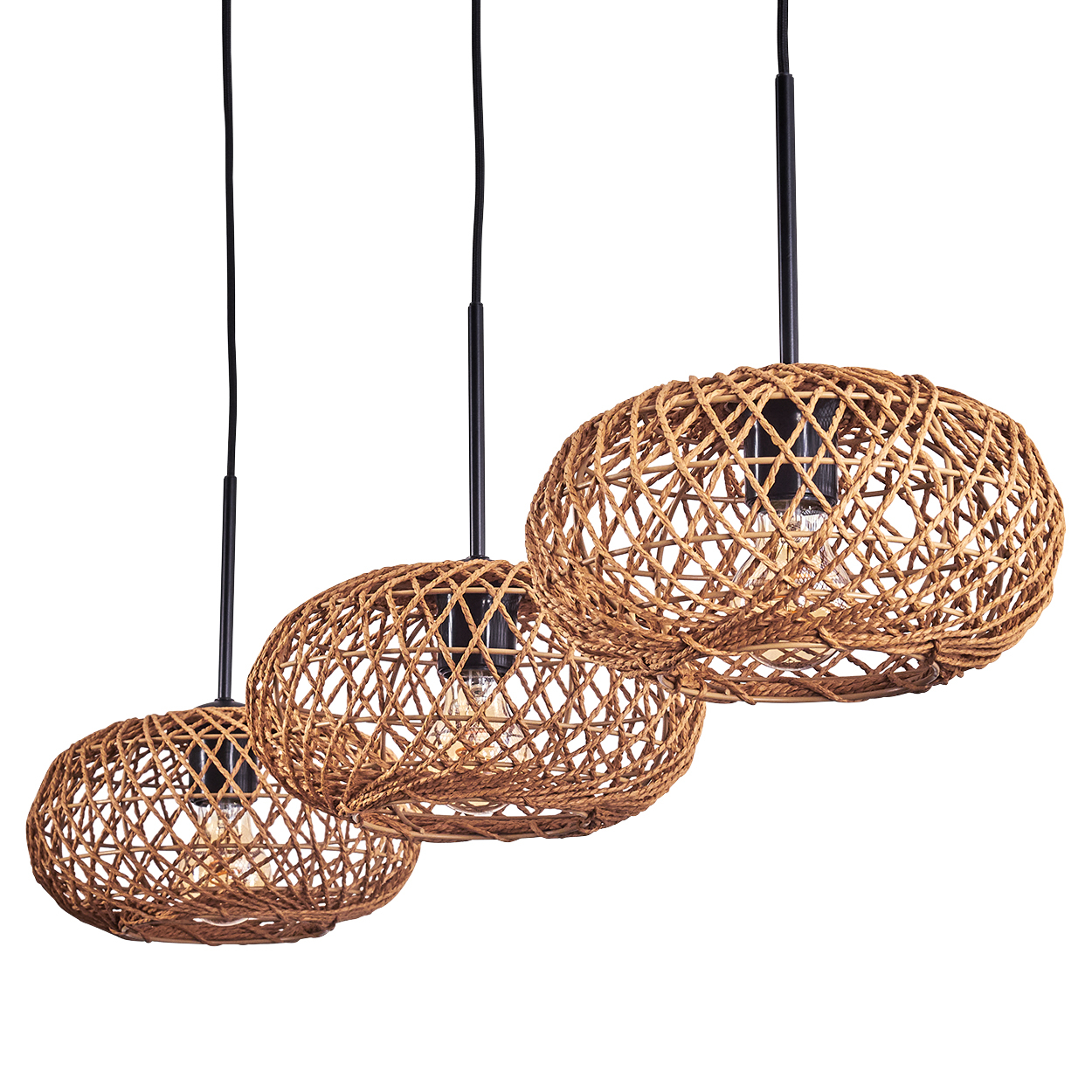 Drei Pendelleuchten mit gewebten Rattanschirmen. Jede hat eine Glühbirne und ein schwarzes Kabel. Weißer Hintergrund.