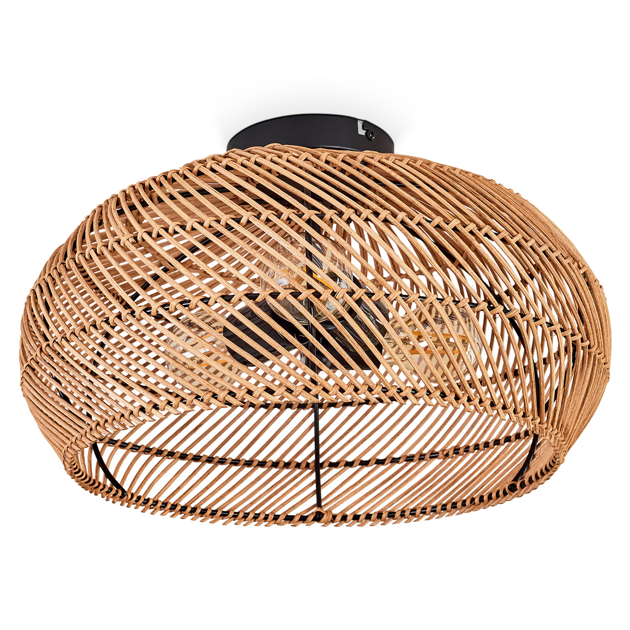 Eine Deckenlampe aus geflochtenem Rattan. Sie hat ein abgerundetes, offenes Bodendesign. Die Lampe ist auf einem schwarzen, kreisförmigen Sockel montiert.