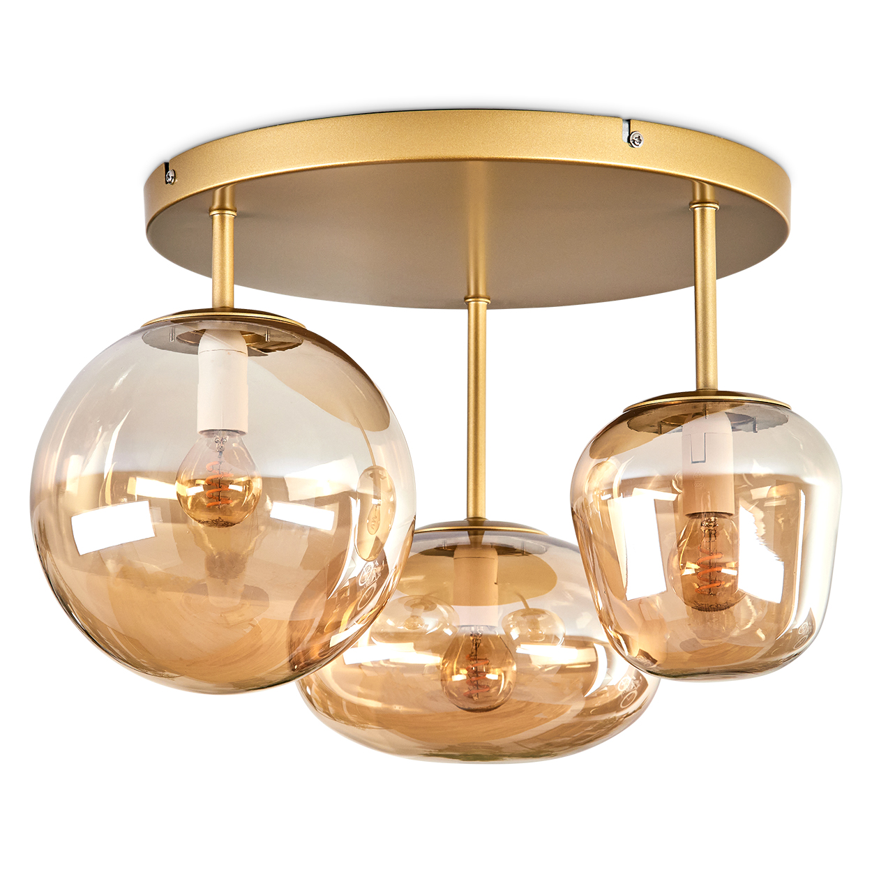 Eine moderne Deckenleuchte mit drei Glasschirmen. Die Schirme sind bernsteinfarben und die Leuchte hat eine goldene Oberfläche. Der Hintergrund ist weiß.