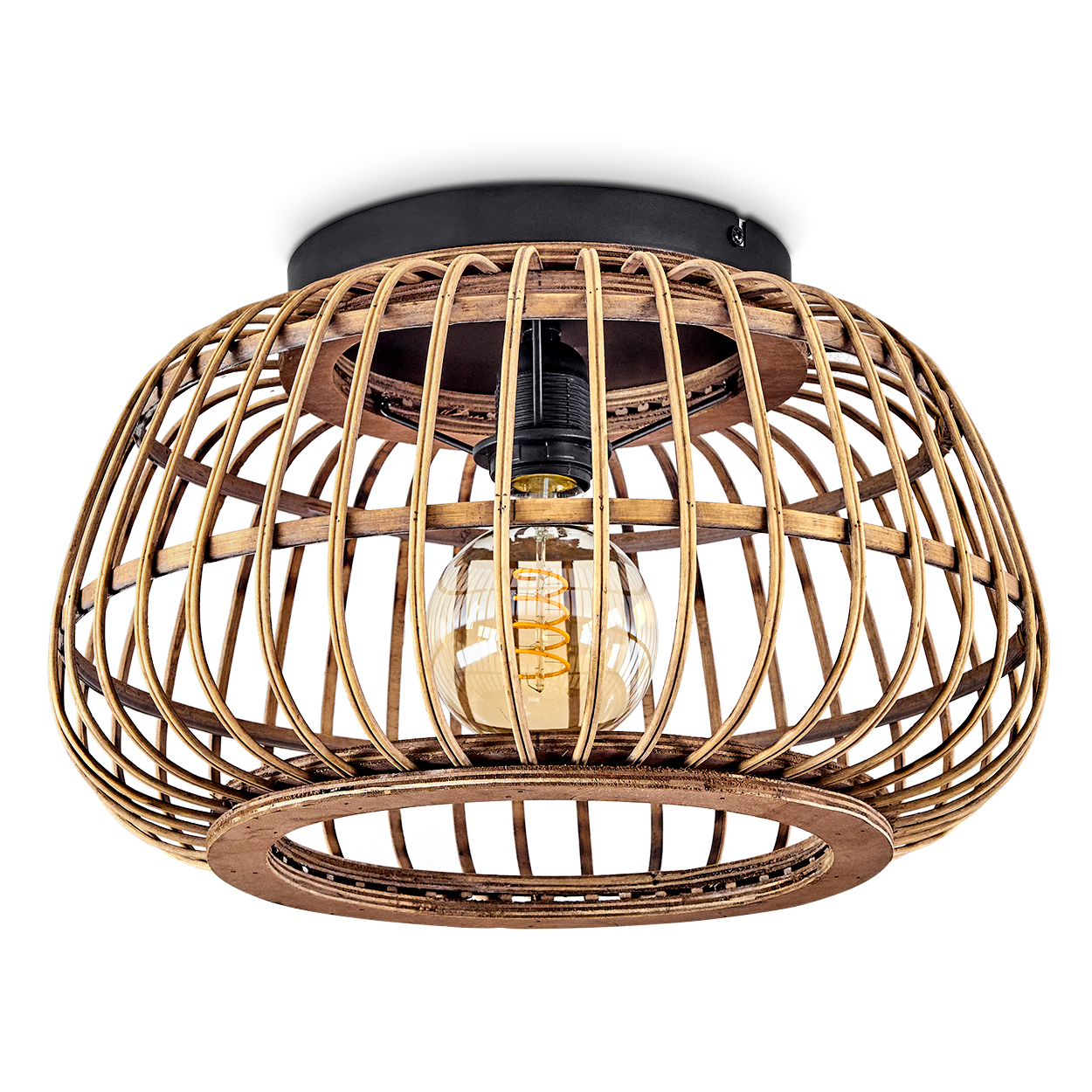 Eine gewebte Pendelleuchte aus Rattan mit einer klaren Glühbirne. Sie ist an einer schwarzen Deckenhalterung befestigt.