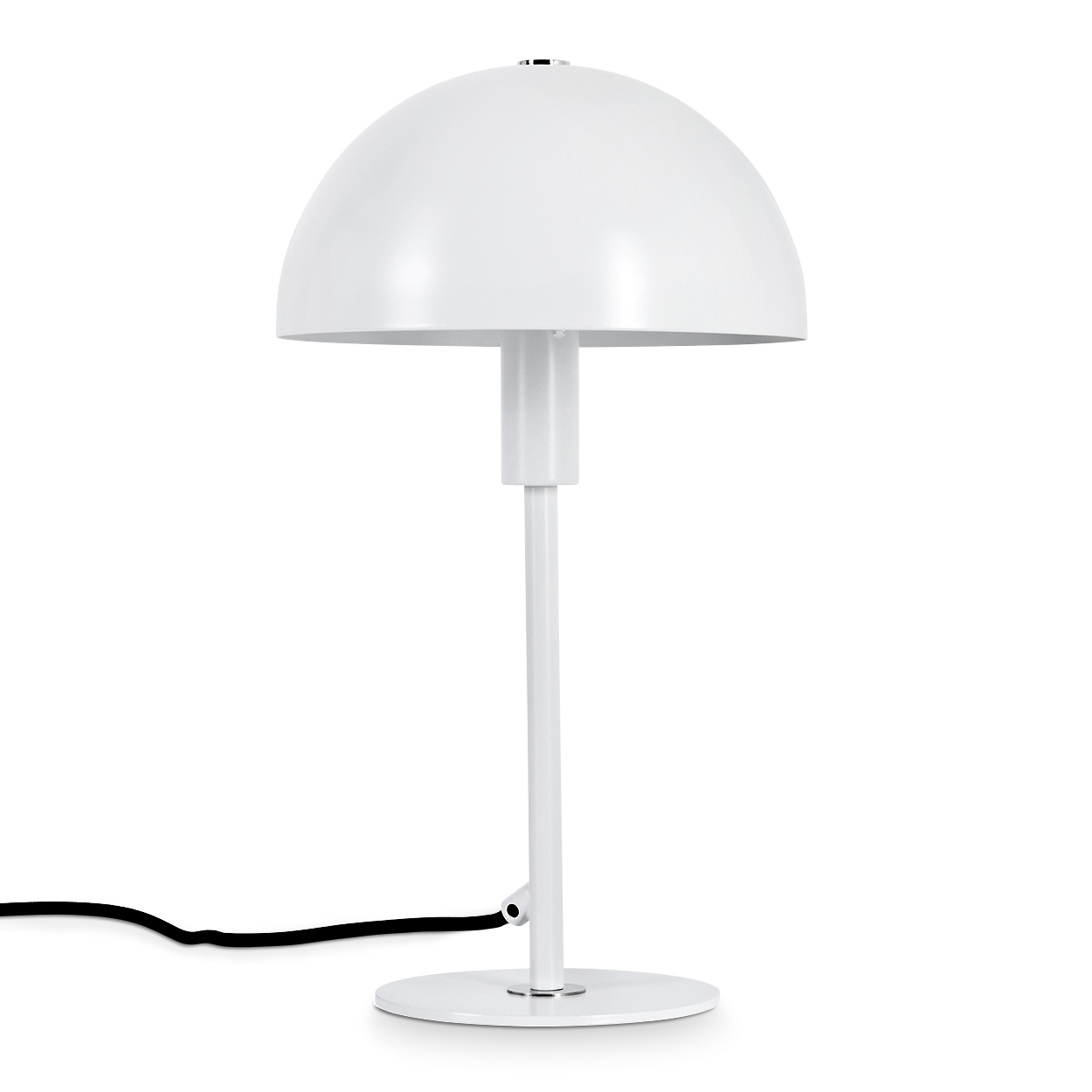 Eine weiße Schreibtischlampe mit halbkugelförmigem Schirm. Sie hat einen vertikalen Stiel und eine runde Basis. Ein schwarzes Netzkabel ist sichtbar.
