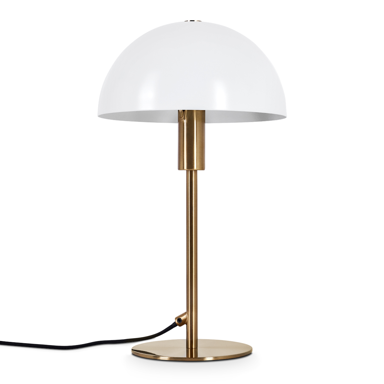 Eine moderne Schreibtischlampe mit weißem, kuppelförmigem Schirm, goldenem Stiel und Sockel sowie einem schwarzen Netzkabel auf weißem Hintergrund.